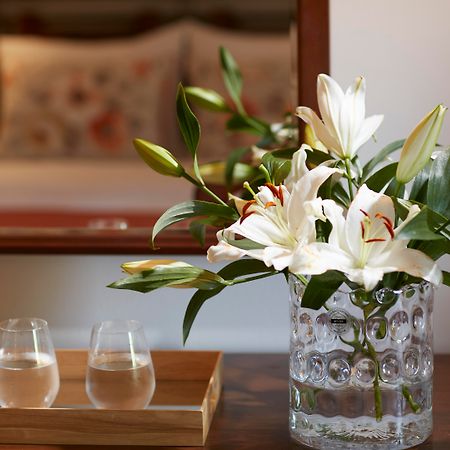 Simantro Resort باراليا ساني المظهر الخارجي الصورة A vase of flowers