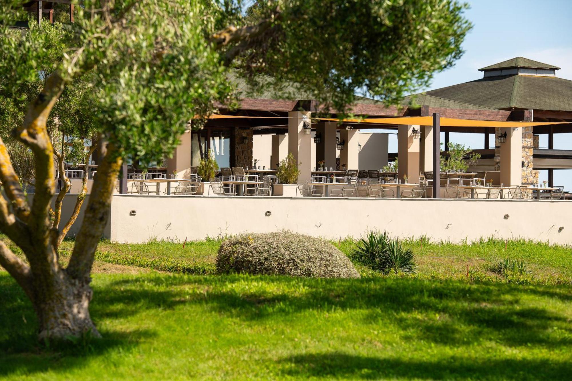 Simantro Resort باراليا ساني المظهر الخارجي الصورة The campus of the University of Patras