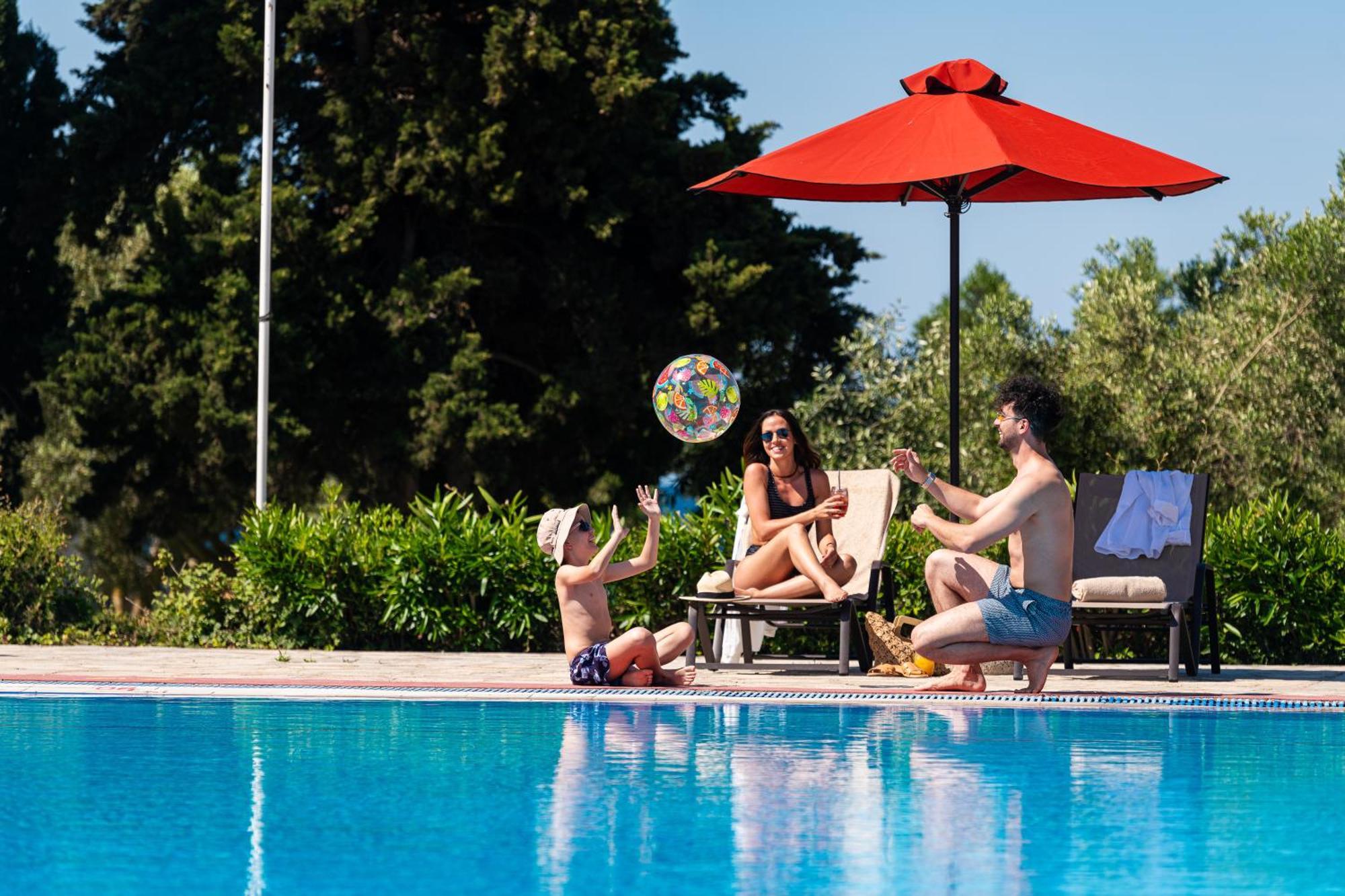 Simantro Resort باراليا ساني المظهر الخارجي الصورة Family at a pool