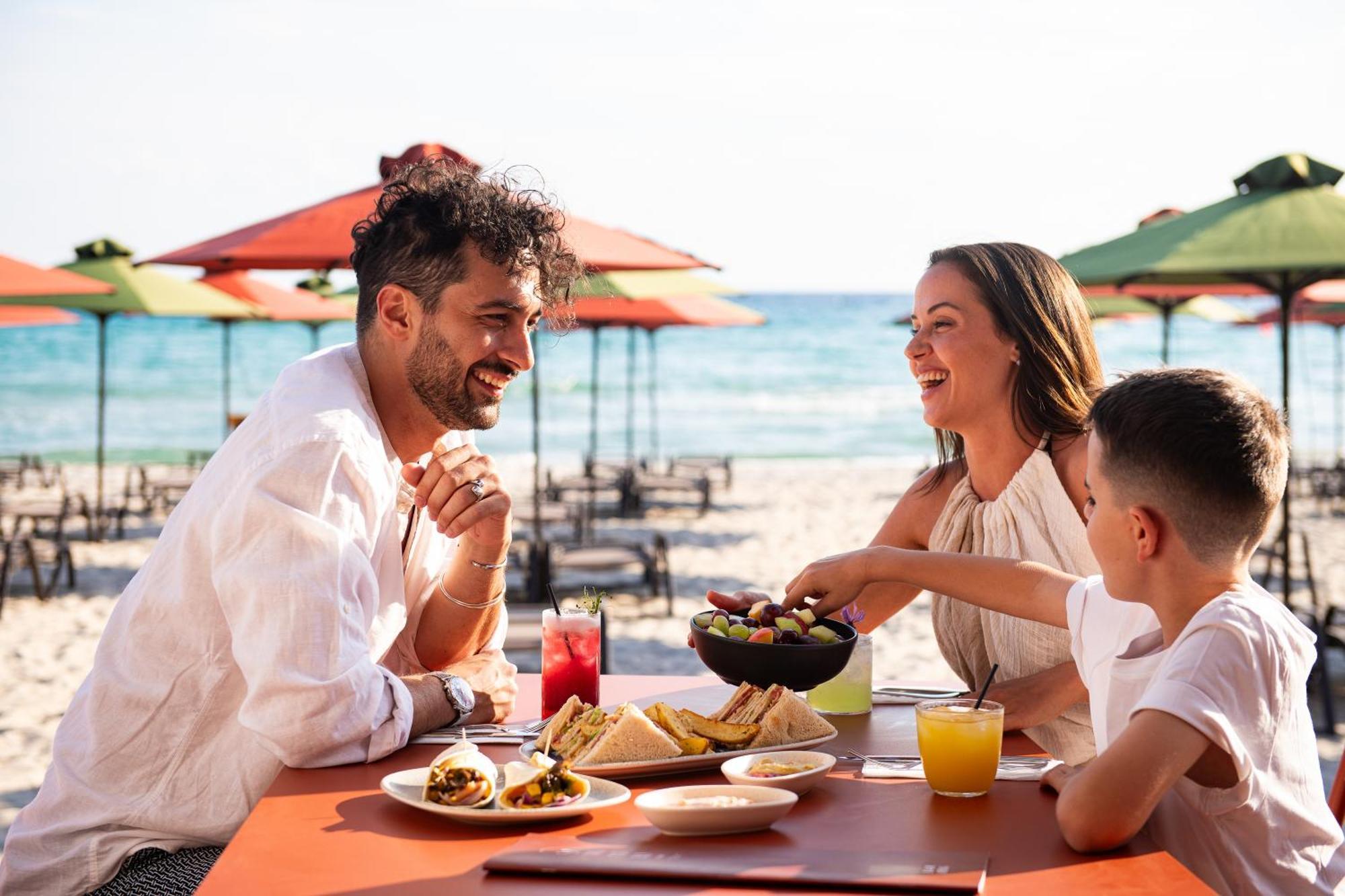 Simantro Resort باراليا ساني المظهر الخارجي الصورة Family dining at a beach restaurant