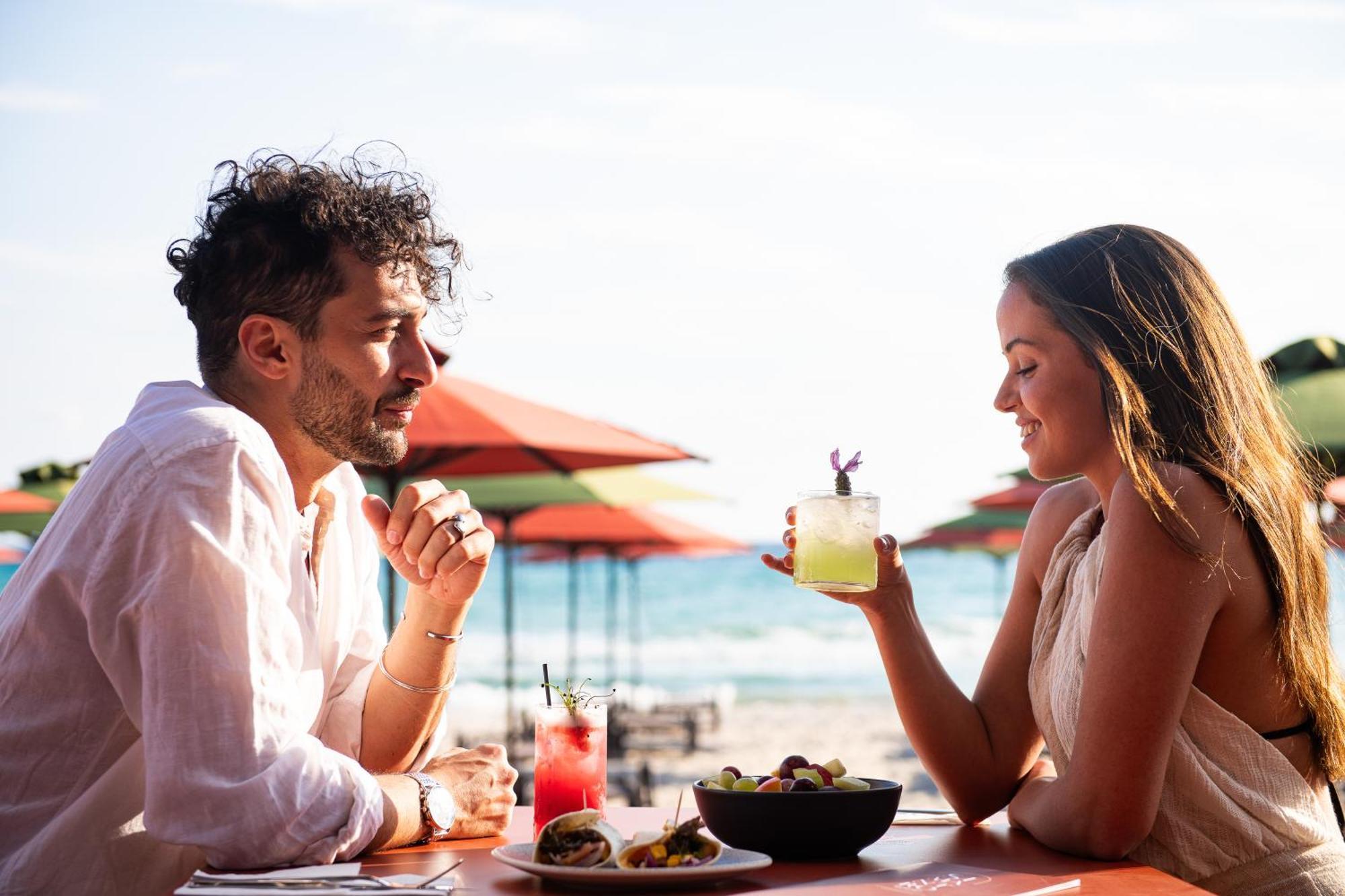 Simantro Resort باراليا ساني المظهر الخارجي الصورة A couple dining at a restaurant